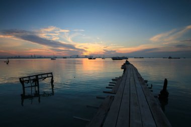 Güneş doğarken Tan Jetty, Georgetown, Penang, Güneydoğu Asya 'daki tahta köprü.