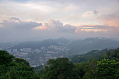 Farlim, puslu bir günde Penang Hill 'den aşağı bakıyor..