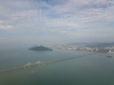 Penang 'ın ilk köprüsü. Geçmişi Pulau Jerejak ve Penang 'ın ikinci köprüsü..