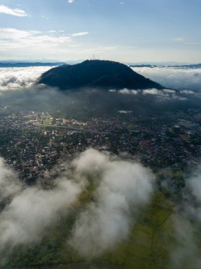 Bukit Mertajam köyünde hava manzaralı sis bulutu.