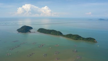 Güneşli bir günde Pulau Aman ve Pulau Gedong yakınlarındaki hava manzaralı balık çiftliği.