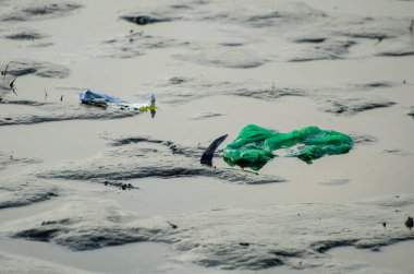 Sahildeki plastik çöpler..