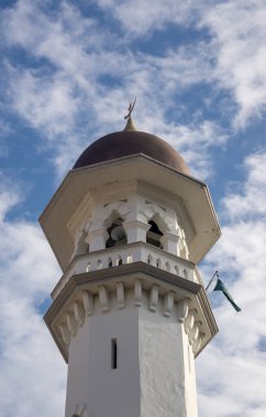 Yüzbaşı Keling Camii mavi gökyüzünün altında.