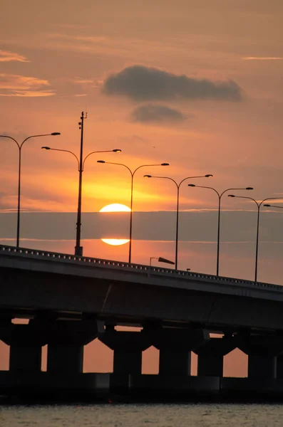 Penang Ikinci Köprüsünde Güneşin Yarısı Bulutların Içinde Kayboluyor — Stok fotoğraf