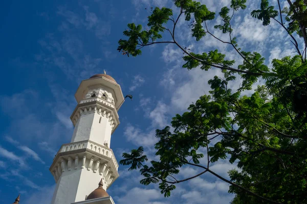午後に緑の木とミナレット カピタン キリング モスク — ストック写真