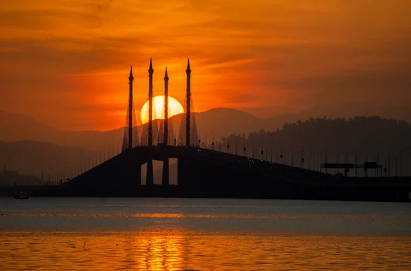 Penang Köprüsü 'nde gün doğumu.