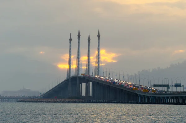 Penang Köprüsü yakınlarında turuncu bulut.