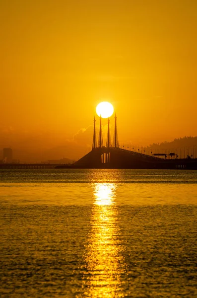 Złoto Żółtko Żółtka Słońce Środku Przęsła Penang Bridge — Zdjęcie stockowe