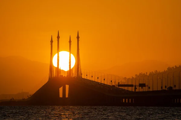 Yumurta sarısı gündoğumu Penang Köprüsü üzerinde..