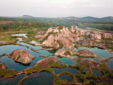 Guar Petai 'de yeşil gölle çevrili bir kaya dağı..