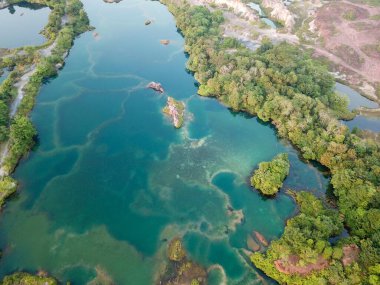 Guar Petai 'de yeşil göl ve yeşil ağaç.