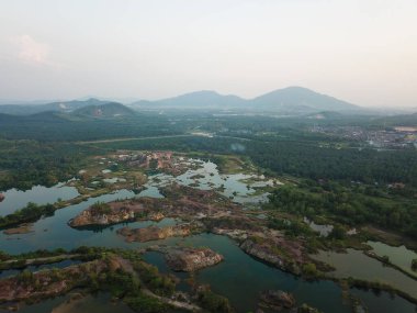 Hava manzaralı kaya dağı ve Kurbağa Tepesi 'ndeki yeşil göl..