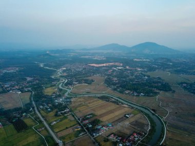 Eğri nehir Sungai Kulim pirinç tarlasında.