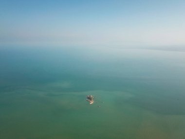 Güneşli bir günde Küçük Ada Pulau Tikus.