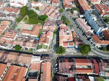 Coronavirus COVID19 'un neden olduğu kısıtlama hareketi nedeniyle şehirde hava görüntüsü daha az araba hareketi.