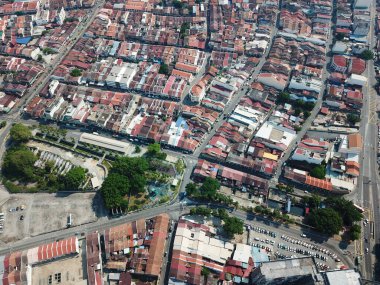 Covid-19 'un yol açtığı hareket kontrol emri nedeniyle hava manzaralı cadde trafiği azaldı.