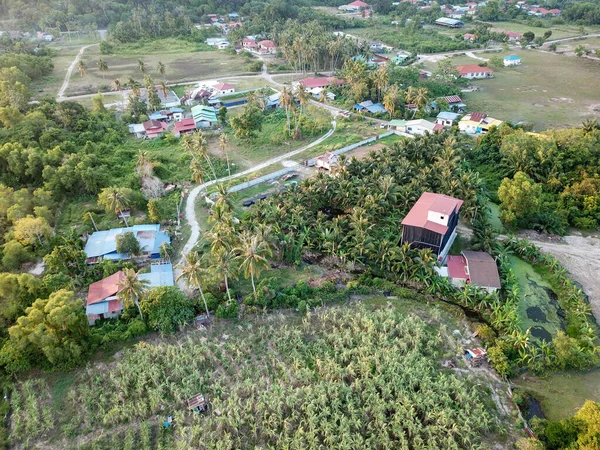 Malajská Vesnice Obklopena Zelenou Bujnou Rostlinou — Stock fotografie