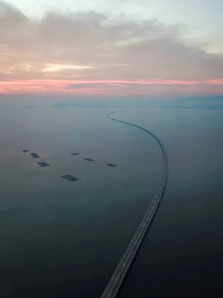 Günbatımında düşey Sultan Abdul Halim Muadzam Şah Köprüsü.