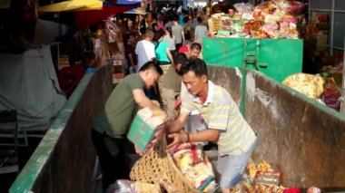Bukit Mertajam, Penang / Malaysia-Aug 17 2018: Çinli fanatikler joss kağıtlarını konteynırda tutuyorlar. Aç Hayalet Festivali 'nde kâğıtlar yanmadan önce yapışır..