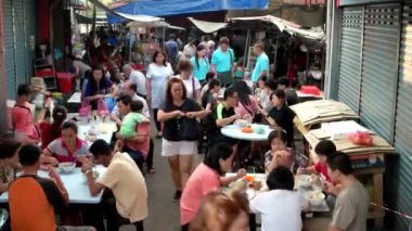 Bukit Mertajam, Penang / Malaysia-Aug 17 2018: Sabah pazarında Timelapse işlek caddesi. İnsanlar yiyecek alır..