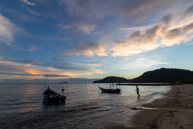 Bir fotoğrafçı deniz manzarasının güzelliğini yakalamak için denize girer..
