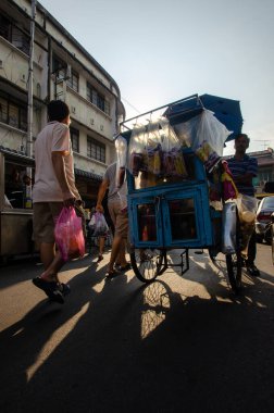 Roti sokağın ortasında çekçekçekiyle ekmek satıyor..