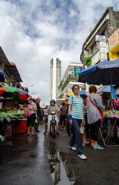 Jalan Kuala Kangsar 'da sabah sulu marketi. Arkaplanda KOMTAR binası.