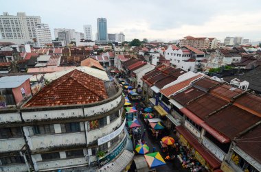 Georgetown Dünya Mirası 'ndaki Jalan Kuala Kangsar' ın hava manzaralı ıslak pazarı.