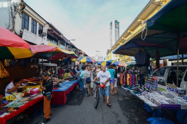 Jalan Kuala Kangsar 'da alışveriş yapan insanların günlük yaşam tarzı..