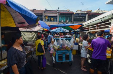 Fırınlı mavi trishaw ve sokakta Benggali roti ekmek satıcısı..