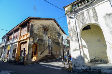 Duvarda kürek çeken Hintli bir adamın olduğu eski bir miras binası..