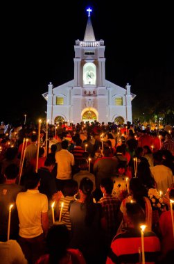 Mum taşıyan hacılar festival sırasında St. Anne chuch 'a doğru ilerliyorlar..