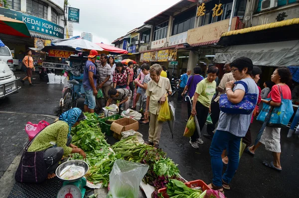Mujer ir el mercado húmedo comprar verduras . — Foto de Stock