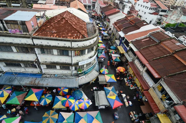 Luchtfoto de hawker zette de kleurrijke tent op natte markt. — Stockfoto