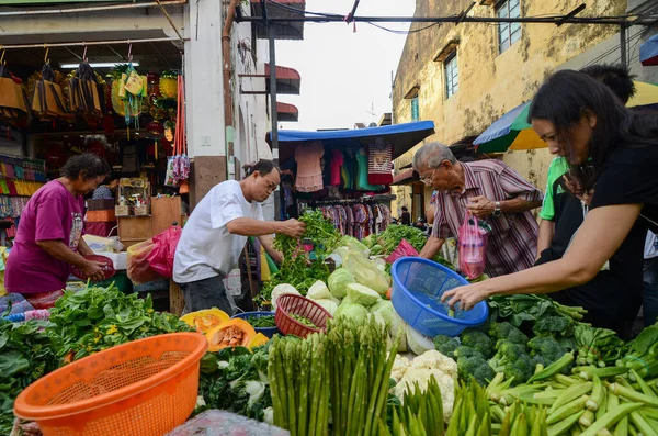 La gente compra en el mercado húmedo . — Foto de Stock