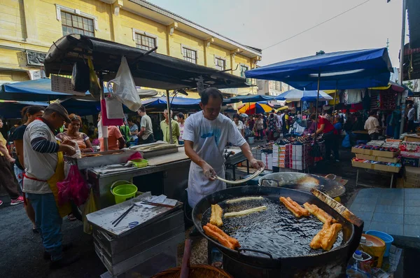Hawker cocinar masa frita en el mercado húmedo . — Foto de Stock