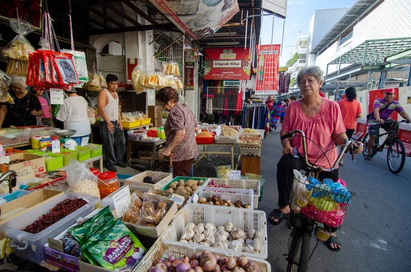 Un anciano pero comida en el mercado de la mañana . — Foto de Stock