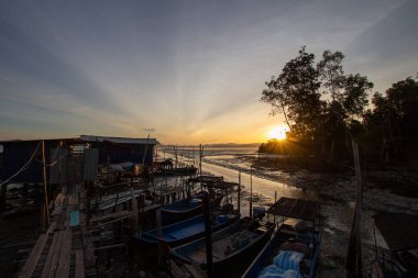 Geleneksel Malezya balıkçı köyünde gün batımı saati.