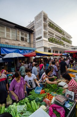 İnsanlar ama sebzeler sabah pazarında. Arka planda Chowrasta Pazarı var..