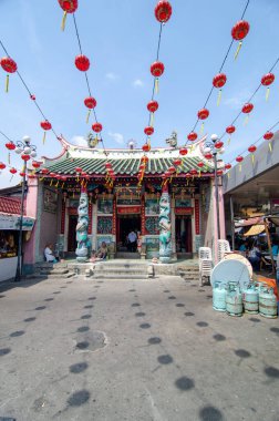 Kırmızı fenerli Bukit Mertajam Pek Gong Cheng Tapınağı.