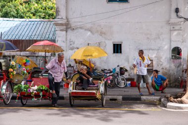 Rickshaw sürücüsü sokakta birlikte dinleniyor..