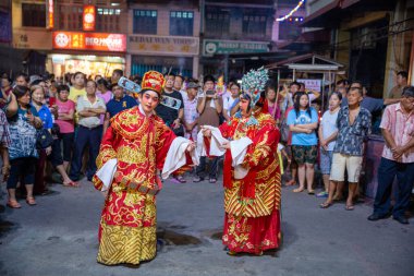 Sokakta Teochew operası gösterisi.