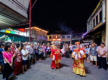Teochew Operası sokak kenarında sahneleniyor.