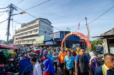 Yerel halk sabah pazarında nakliyat yapmakla meşgul..