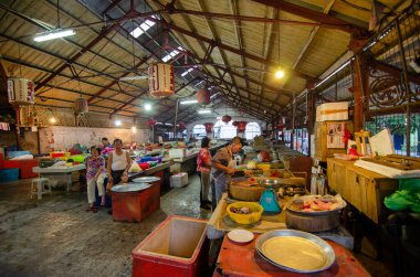 Balık tüccarları Campbell Caddesi 'nde balık satıyor..