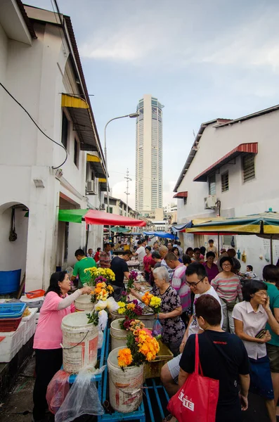 La gente compra flores en el mercado matutino. El fondo es más alto — Foto de Stock