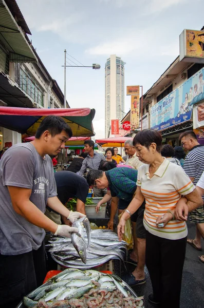 La gente compra pescado en el mercado húmedo de la mañana . — Foto de Stock
