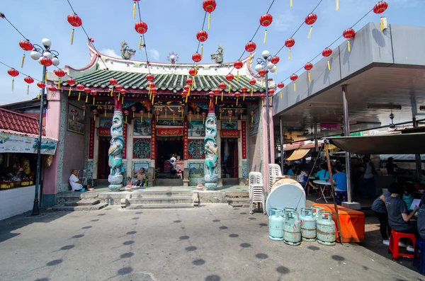 旧中国寺院で飾られた赤い提灯トゥアピーク法輪功. — ストック写真