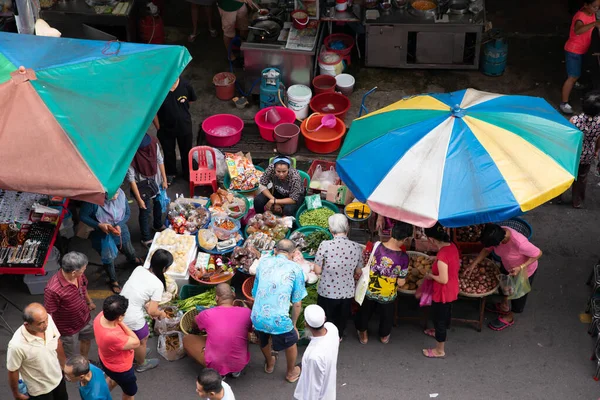 Vista aérea multitud comprar verduras en el mercado de la mañana . — Foto de Stock