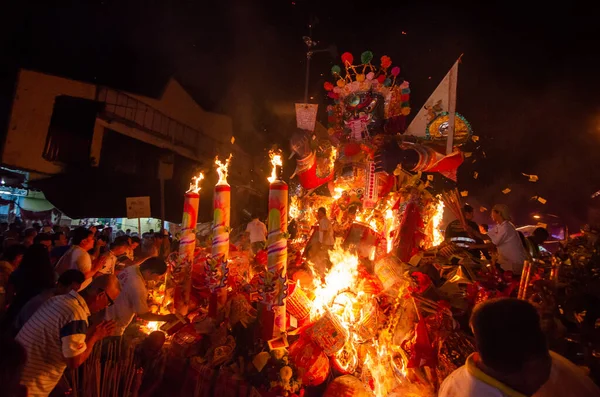 Os devotos chineses queimam o rei da estátua de fantasmas durante o festival de fantasmas famintos . — Fotografia de Stock